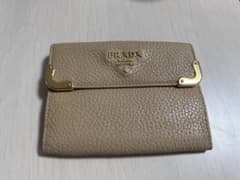 PRADA ベージュ 二つ折り財布のサムネイル