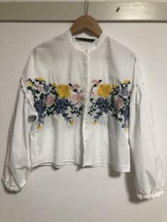 ZARA 刺繍ブラウス 花柄のサムネイル