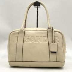 JIL SANDER エンボスロゴ ミニボストンバッグ アイボリー チャーム付き JIL SANDER エンボスロゴ ミニボストンバッグ アイボリー チャーム付き