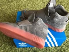 adidas スニーカーのサムネイル