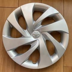 新品 １枚 ヤリス 純正 ホイールキャップ　ホイールカバー 定形外２のサムネイル