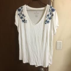 新品タグ付き　アメリカンイーグル　花柄刺繍　Tシャツのサムネイル