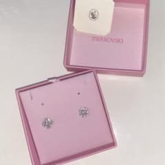 新品未使用 SWAROVSKI ピアス(unaセットピアスのみ)のサムネイル