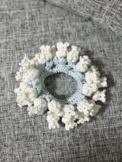 ハンドメイド かぎ針編み シュシュ ライトブルー×ホワイトのサムネイル