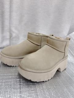 UGG ベージュ ウルトラクラシックミニニューハイツ　厚底のサムネイル