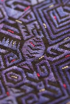 民族手仕事古布 刺繍／織り・蝋染め・刺繍の融合美／一点物 embroidery 民族刺繍 古布 苗族 平繍 手仕事 ethnic embroidery - メルカリ