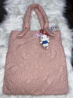新品　ハローキティ キルティングトートバッグ　ぬいぐるみチャーム付きのサムネイル