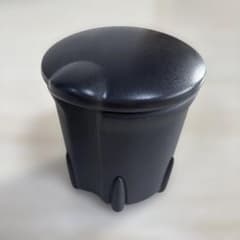 ルノー　純正　黒いプラスチック製灰皿 蓋付きのサムネイル