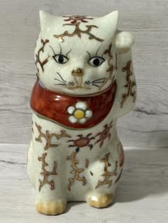 伊万里焼　花柄招き猫猫の置物 縁起物 商売繁盛 開運招福 s*8様 九谷焼 伊万里 招き猫 置物 金彩 花柄 縁起物 - メルカリ