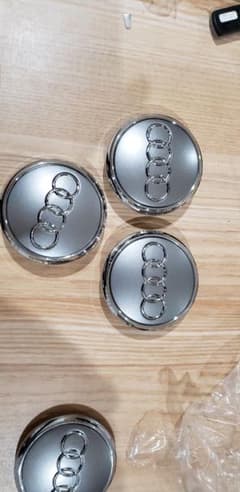 AUDI アウディ 77mm  センターキャップ 4個セット Q7 用のサムネイル