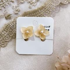 紫陽花のイヤリング ネジバネ式 - メルカリ