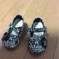 女児オシャレ靴 黒花柄のサムネイル
