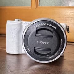 SONY α5100 ミラーレスカメラ ホワイト　充電器つき SONY α5100 ミラーレスカメラ ホワイト 充電器つき - メルカリ