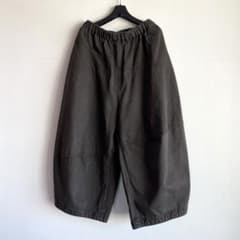 factory チャコールグレーの綿麻デニム キュービックパンツ