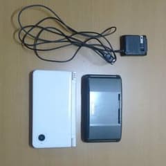 【最終値下げ!!!】ニンテンドーDS　2台　片方の充電器のサムネイル