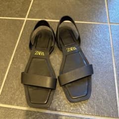 ZARA フラットレザースライドサンダル　黒　ゴールドロゴ　37サイズのサムネイル