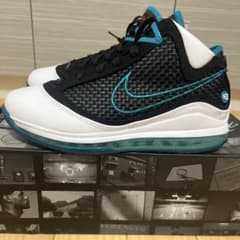 Nike LeBron 7 NFW "Red Carpet"のサムネイル