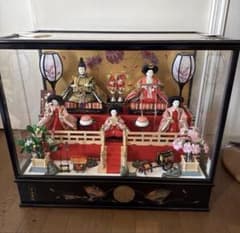 雛人形 ガラスケース入り 伝統的デザイン漆芸 本金蒔絵 三段飾り 