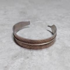 NAVAJO ナバホ フェザーバングル D刻印 SILVER925 NAVAJO ナバホ フェザーバングル D刻印 SILVER925 - メルカリ