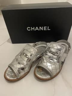 CHANEL 실버 플랫 샌들 35.5