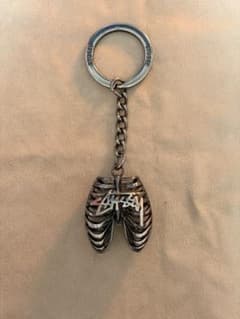STUSSY キーチェーン ribcage 骨　ボーン キーリング ロゴ STUSSY RIB CAGE KEYCHAIN キーホルダー - メルカリ