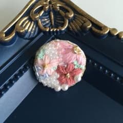 ハンドメイド　刺繍ブローチ　春の花畑のサムネイル