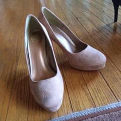 再出品 ！ピンクベージュパンプスのサムネイル