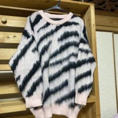 ピンクと黒のゼブラ柄ニットセーターのサムネイル