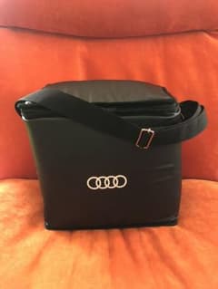 Audi 純正カーメンテナンス用品バッグのサムネイル