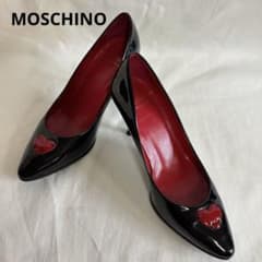 MOSCHINO 하트 에나멜 펌프스 블랙 포인티드 투