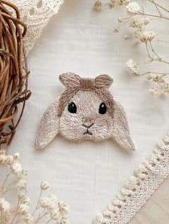 【再販】バンダナうさぎ(モーヴピンク)｜手刺繍ブローチ キーホルダー　ワッペンのサムネイル