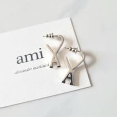 【最終値下げ】ami アミパリ スモールフープピアス 両耳 シルバー ロゴ 新品未使用】AMI PARIS/ スモールフープピアス 両耳 SL - メルカリ