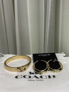 COACH ゴールドバングルとピアスセット - メルカリ