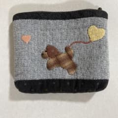 手縫い。ハンドメイドポーチ　。パッチワーク。 犬と蝶とハート刺繍。【値下げ中！】のサムネイル