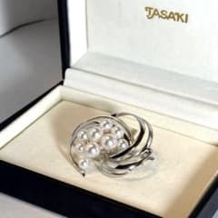 TASAKI 田崎真珠　パール　SILVER　ブローチ　良品　箱付き　43669 田崎真珠 TASAKI アコヤ本真珠 9珠 ブローチ SILVER ケース付き - メルカリ