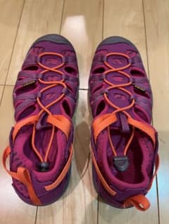 KEEN アウトドアサンダル 赤紫　22cm 美品のサムネイル
