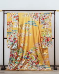 引き振袖 黄色 四季の花 引き振袖 黄色 四季の花 - メルカリ