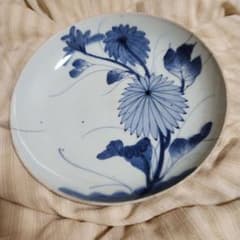 青い花の手描きデザインの皿 - メルカリ