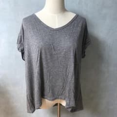 タグ付き【新品未使用】オフショルダー気味 グレーTシャツ 夏用トップス 無地のサムネイル