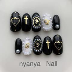 Free color and size changes. Very short black and gold cross rose nail art.
