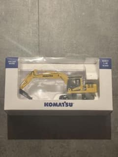 KOMATSU PC210LC-10 油圧ブレーカー付 1/50 ミニカー KOMATSU PC210LC-10 油圧ブレーカー付 1/50 ミニカー - メルカリ