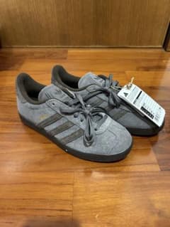 adidas GAZELLE グレー スニーカーのサムネイル