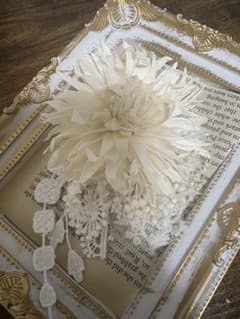 ホワイトダリアコサージュレース付き