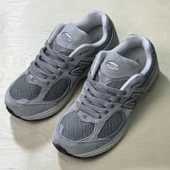 New Balance 2002R グレー スニーカーのサムネイル