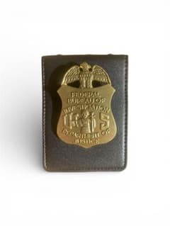FBIレプリカバッジ＋革製IDホルダー - メルカリ