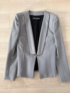 BALMAIN バルマン ノーカラージャケット グレー ゴールドボタン 36のサムネイル