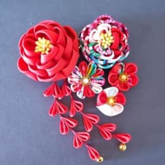 つまみ細工　髪飾り　正絹【赤×白】のサムネイル