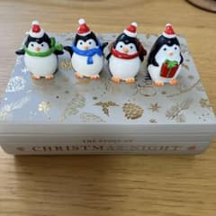 ペンギン　クリスマス　置物4体セット　フェイクブック付き　ウェルカムスペースのサムネイル