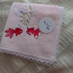 金魚刺繍 タオルハンカチ ピンク レース縁のサムネイル