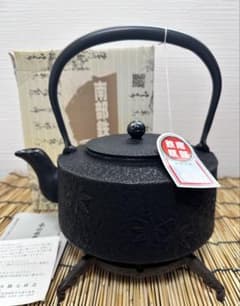 未使用品、供箱等付属品付 南部運南堂 鍋元 楓紋様 南部鉄瓶 南部鉄器